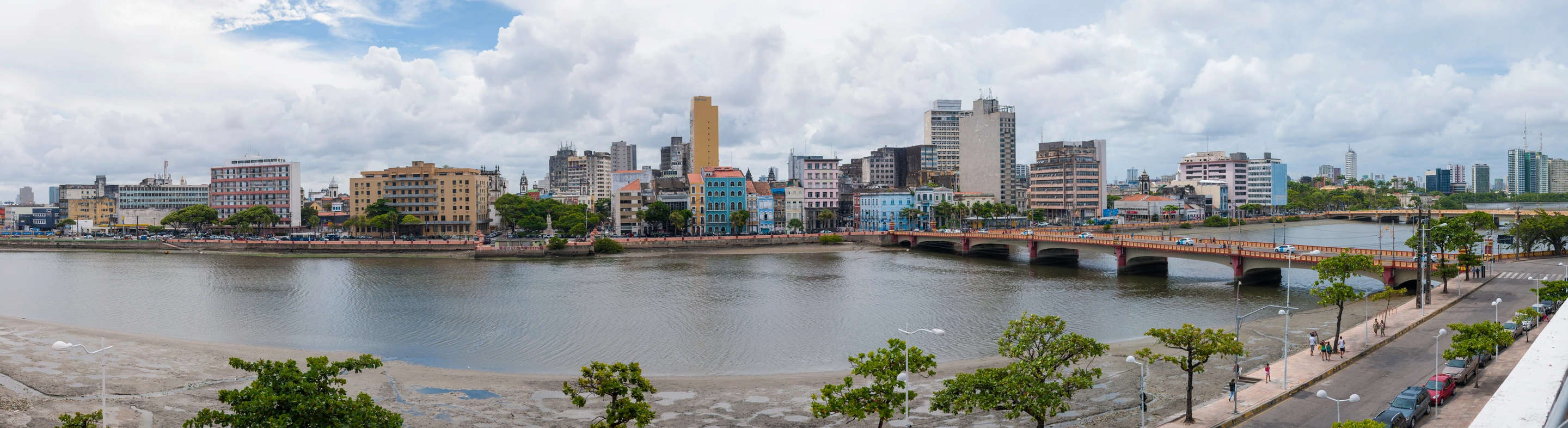 Rio Capibaribe e paisagem urbana de Recife, cidade de origem da Digify